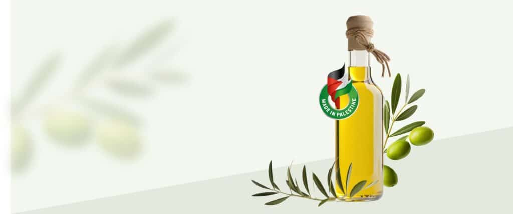 Bouteille d'huile d'olive avec étiquette circulaire "MADE IN PALESTINE" et drapeau palestinien, posée avec des branches d'olivier et des olives vertes.