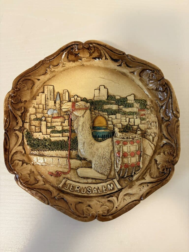 Souvenir de Jérusalem : Assiette en Relief avec Chameau Assiette décorative en relief avec chameau devant le panorama de Jérusalem et le Dôme du Rocher, marquée JERUSALEM.
