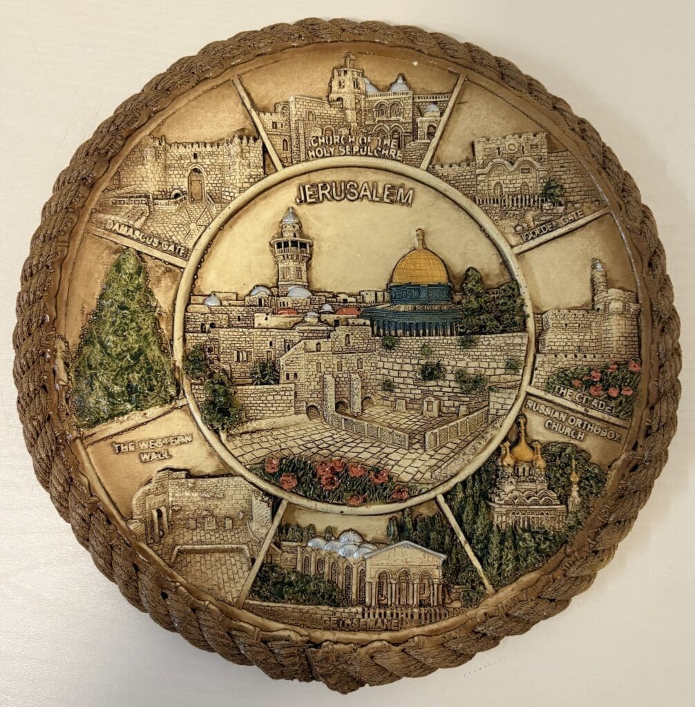 Souvenir de Jérusalem : Assiette décorative des Lieux Saints Assiette décorative Jérusalem avec Dôme du Rocher, Mur des Lamentations, Saint-Sépulcre et Gethsémani en relief.