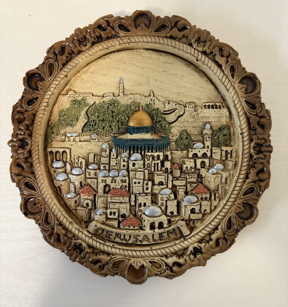 Jérusalem : Assiette Décorative en Relief du Dôme du Rocher Sculpture murale de Jérusalem, Dôme du Rocher doré, maisons de la vieille ville et inscription JERUSALEM.