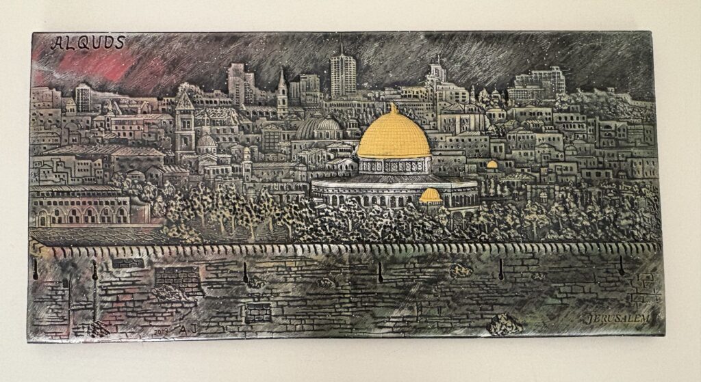 Jérusalem Al Quds : Tableau Artistique du Dôme du Rocher Tableau texturé d'Al Quds (Jérusalem) montrant le Dôme du Rocher doré et la vieille ville sous un ciel nocturne étoilé.